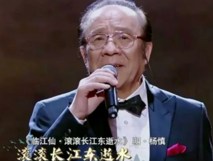 81岁杨洪基饭桌上献唱！不用话筒声音浑厚，弹钢琴胳膊上全是肌肉