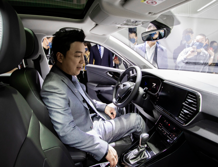 黄渤主演电影《热烈》即将上映，竟被发现开捷达SUV